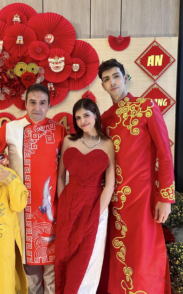 Em trai An Tây đăng tải hình ảnh chụp chung với chị gái và bố kèm theo bài viết xin lỗi. Ảnh: FBNV