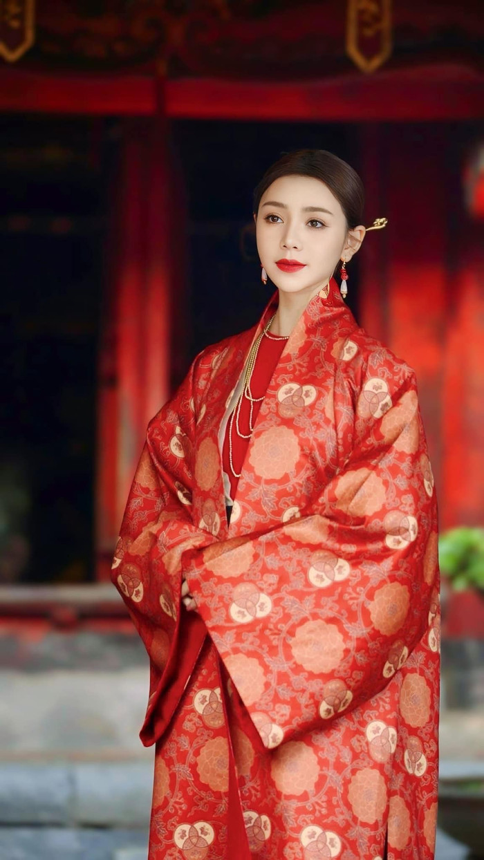 Quỳnh Kool đẹp nổi bật khi diện những trang phục sáng màu. Ảnh: FBNV