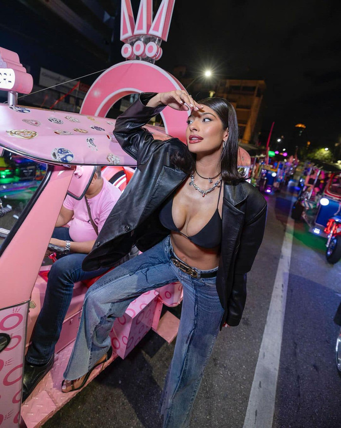 Khi tham dự một sự kiện giải trí tại Thái Lan, mỹ nhân đến từ Nicaragua tranh thủ check-in sống ảo trong layout gợi cảm hết cỡ. Nàng hậu diện quần jeans ống suông. Đặc biệt, cựu Miss Universe 2023 mạnh bạo vén áo khoe vòng một căng tràn sức sống. 