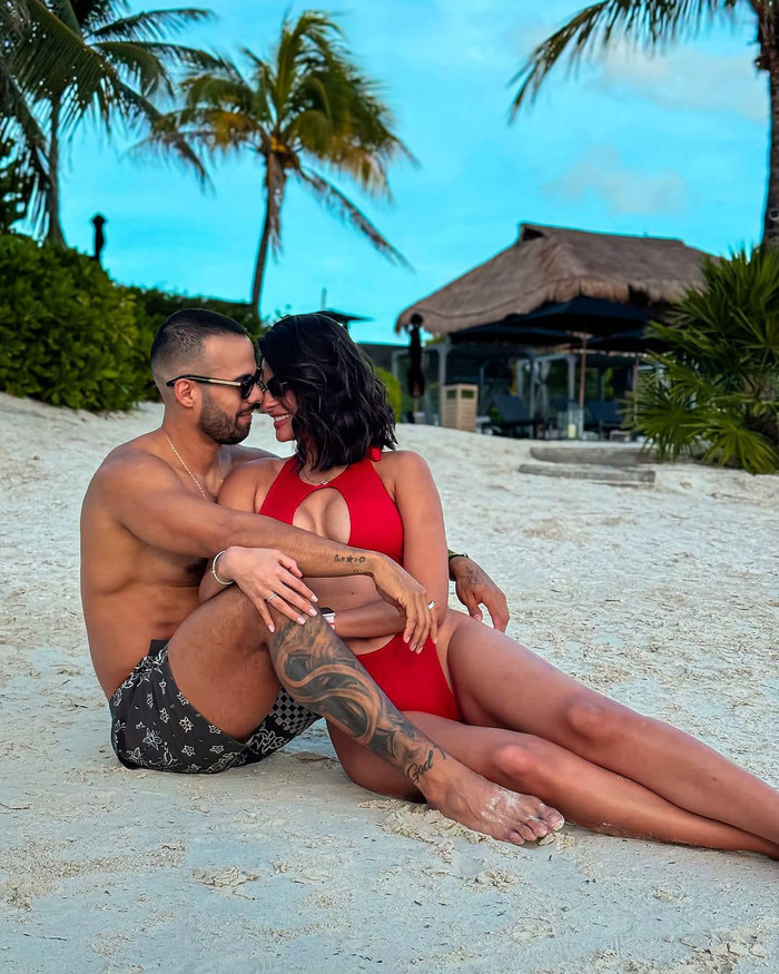 Lúc đăng quang Hoa hậu Hoàn vũ 2023, Sheynnis Palacios mang đến cuộc thi câu chuyện về gia cảnh khó khăn. Cha mẹ ly hôn từ sớm, cô phải tự lập từ nhỏ, bươn chải kiếm sống để phụ giúp gia đình. Công việc chính của mẹ Sheynnis là bán bánh rán và khoai tây chiên, còn cô thường xuyên phải nhặt lông gà để trang trải thu nhập. Nhiều lần, Sheynnis lên mạng xã hội và kêu gọi khán giả ủng hộ bằng cách mua bánh của gia đình.