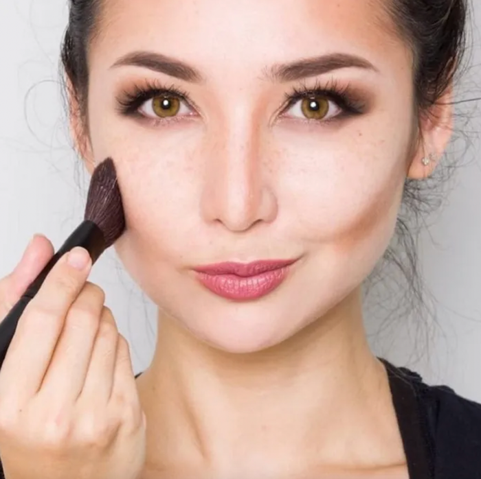 Đánh khối mạnh tay khiến gương mặt hốc hác, thiếu sức sống.