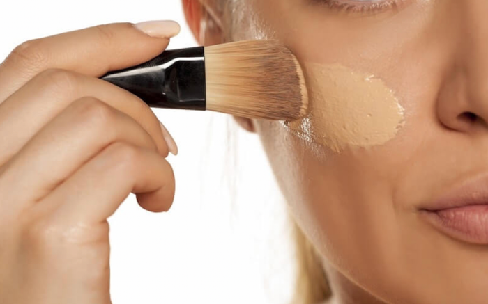 Đánh kem nền, phấn phủ dày không che phủ tốt khuyết điểm còn khiến gương mặt 'cứng đờ'.