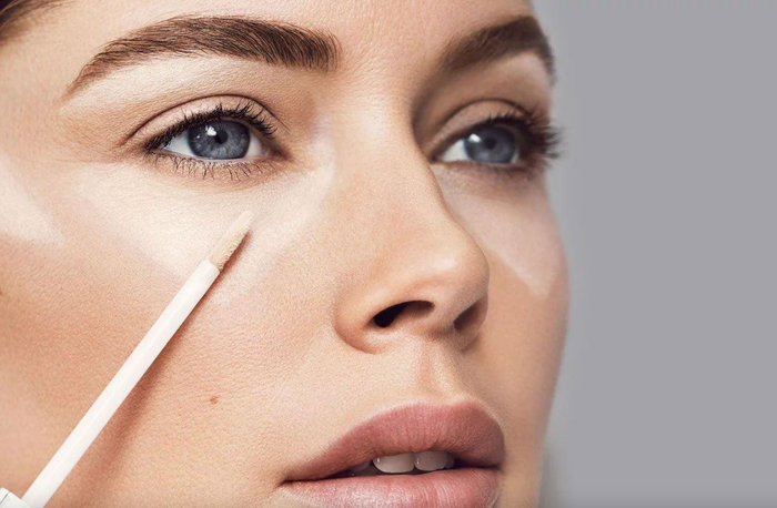 Dùng nhiều kem che khuyết điểm sẽ khiến mắt bị 'bụp', lộ đường rãnh ở quanh mắt.