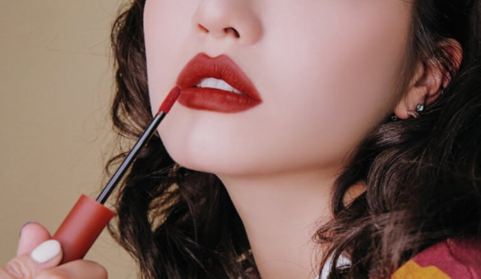 Chọn màu son không phù hợp với tông da khiến tổng thể lớp make up lạc quẻ, sến sẩm.