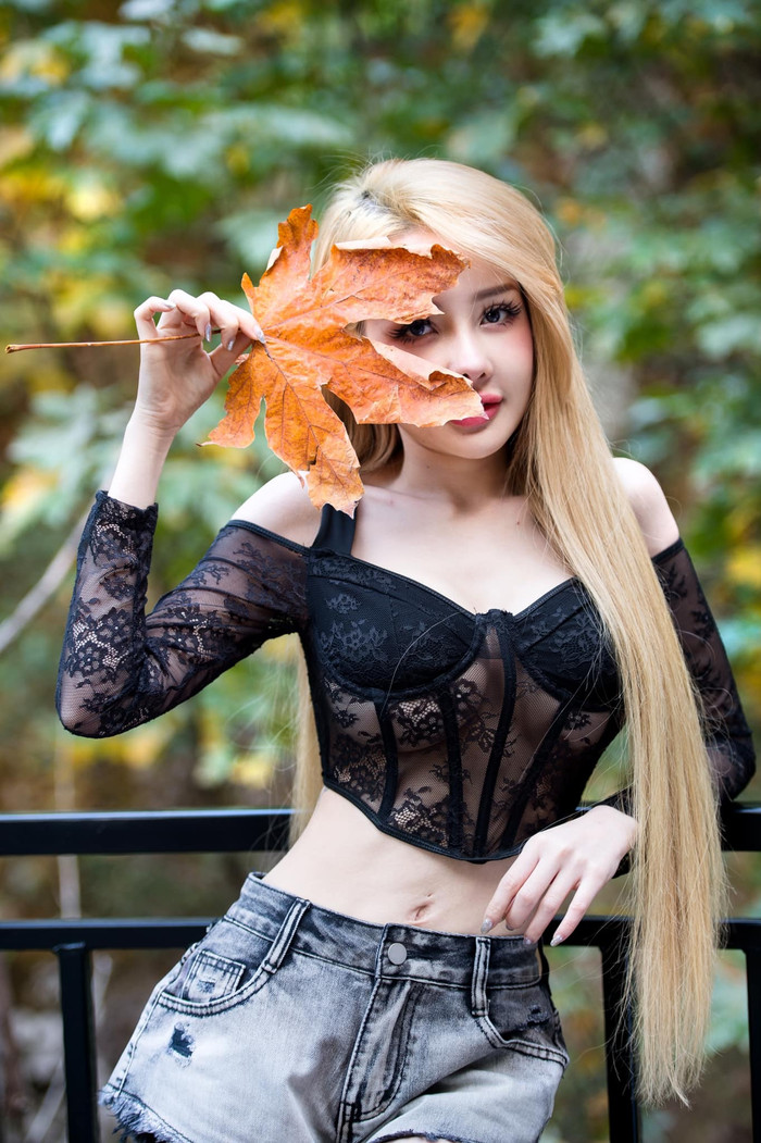 Ngân 98 luôn biết cách làm dậy sóng dư luận bằng phong cách thời trang táo bạo và đầy cuốn hút. Những bộ trang phục xuyên thấu mà cô thường diện không chỉ tôn lên vẻ gợi cảm mà còn nhấn mạnh ba vòng hoàn hảo.