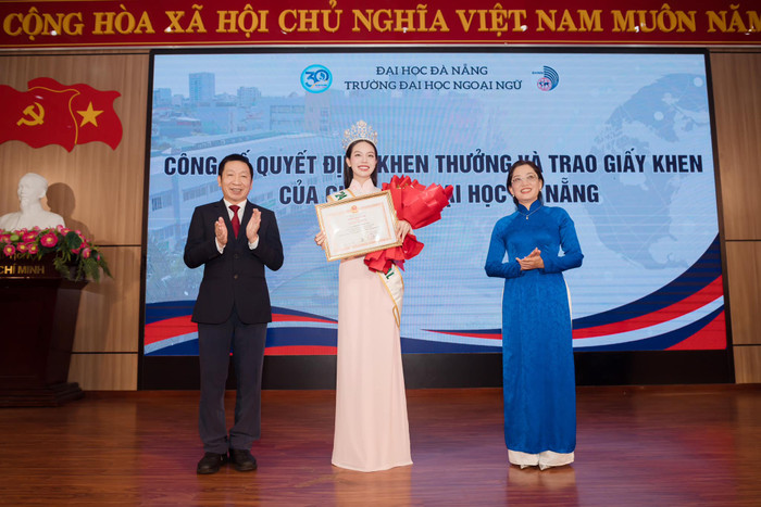 Hoa hậu Thanh Thủy nhận giấy khen và học bổng toàn phần chương trình Thạc sĩ từ Đại học Đà Nẵng.