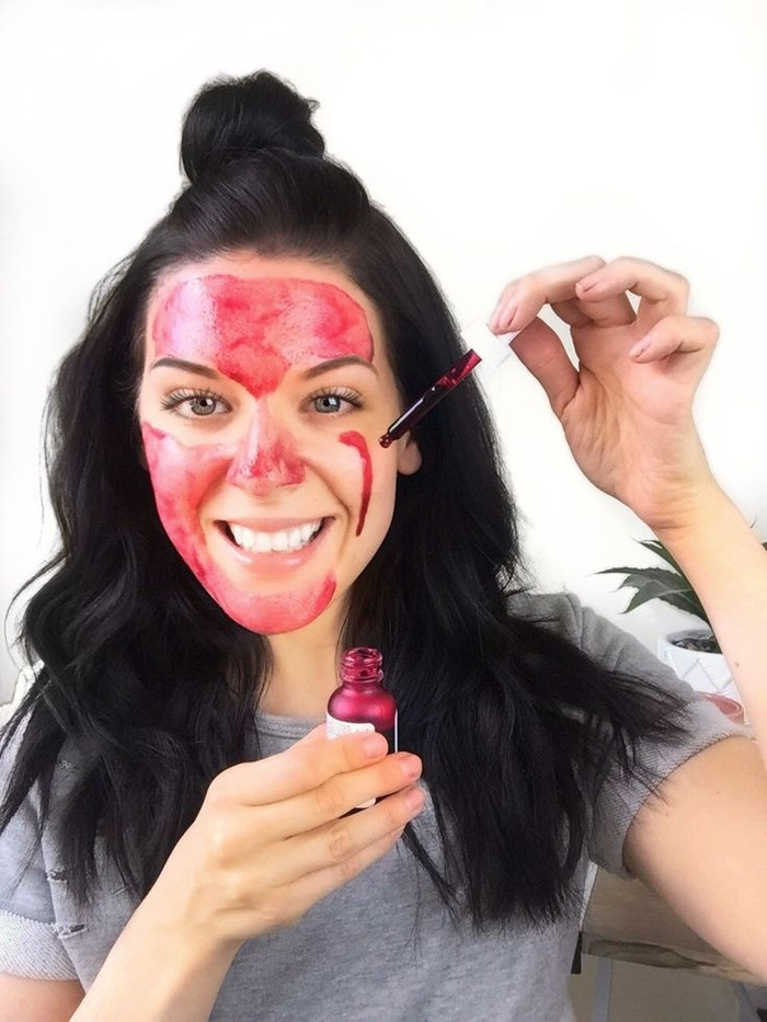 Tẩy tế bào chết hóa học là cách hiệu quả để làm sáng da và cải thiện tình trạng da xỉn màu sau ánh nắng gay gắt.