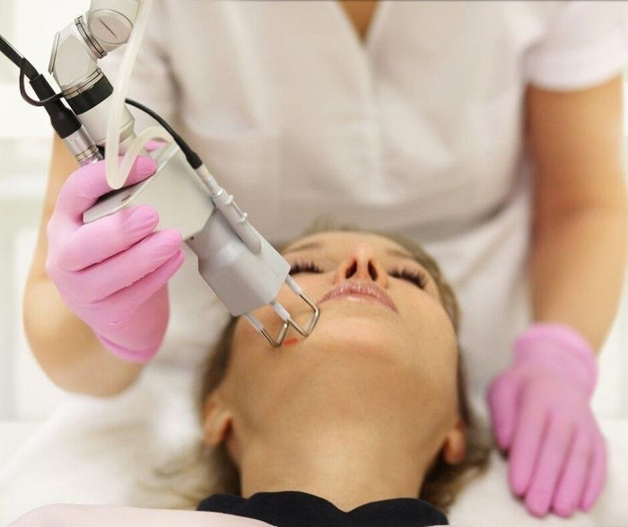 Đối với những vết nám cứng đầu hoặc mảng nâu khó mờ, điều trị laser là lựa chọn hàng đầu. 