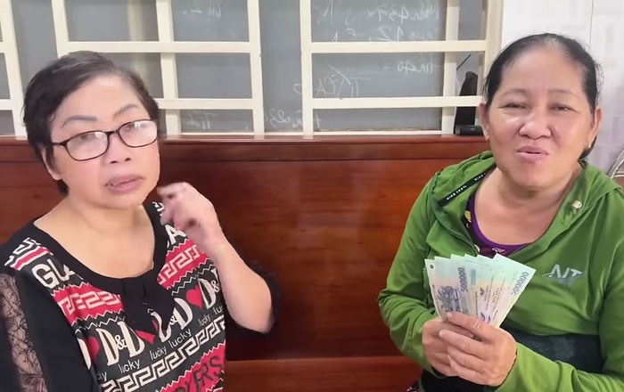 Nghệ sĩ Phi Phụng trao tiền hỗ trợ cho chị dâu của nghệ sĩ Hoa Mỹ Hạnh. (Ảnh chụp màn hình YouTube Ngũ Long Du Ký)