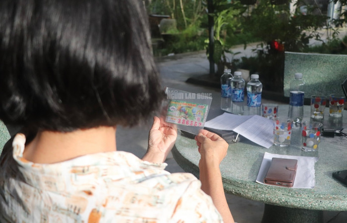 Người phụ nữ Quảng Nam mất ăn mất ngủ vì vé số trúng bị từ chối - Ảnh: Người Lao Động.