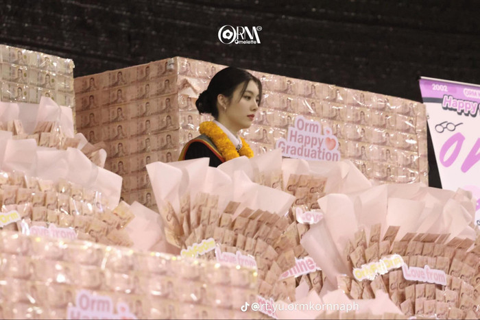 Cộng đồng mạng sốc nặng khi một nữ ca sĩ được tặng số tiền mặt khổng lồ, chất cao như ngọn núi Ảnh 2