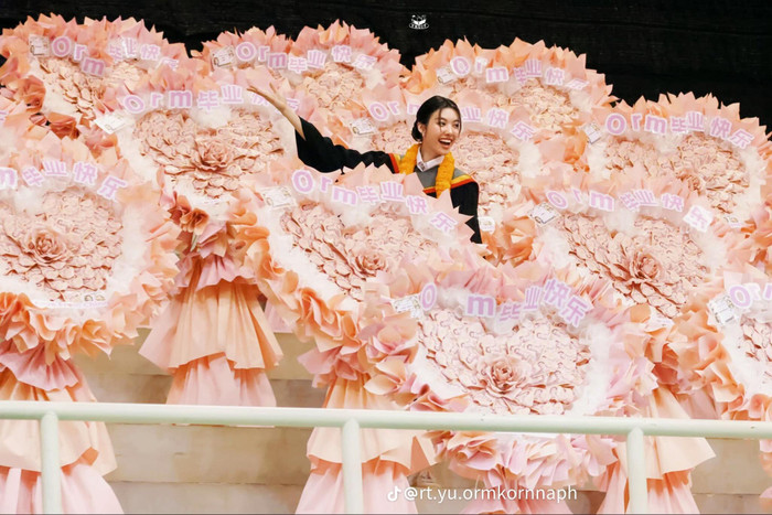 Cộng đồng mạng sốc nặng khi một nữ ca sĩ được tặng số tiền mặt khổng lồ, chất cao như ngọn núi Ảnh 1