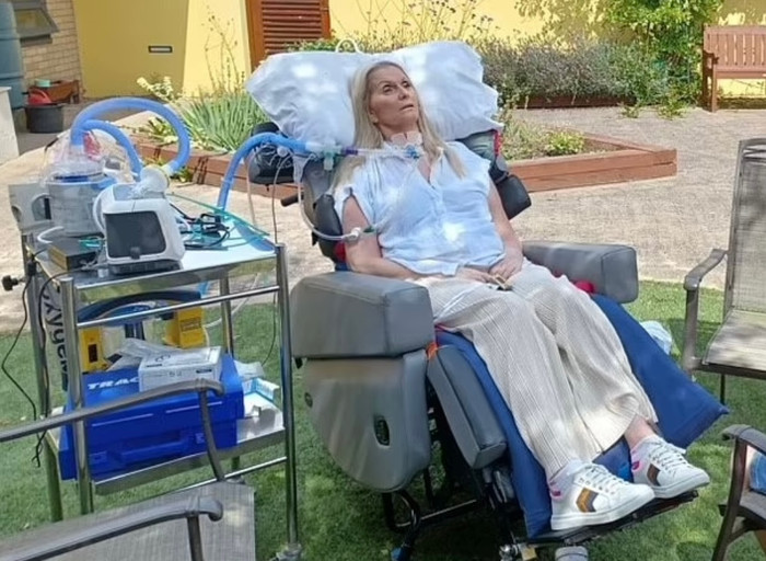 Thiếu niên lái xe bằng đầu gối khiến một người suốt đời phụ thuộc máy móc.