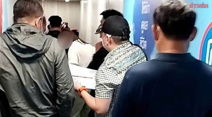 Ông Samart tại cơ quan điều tra. Ảnh: Khasod