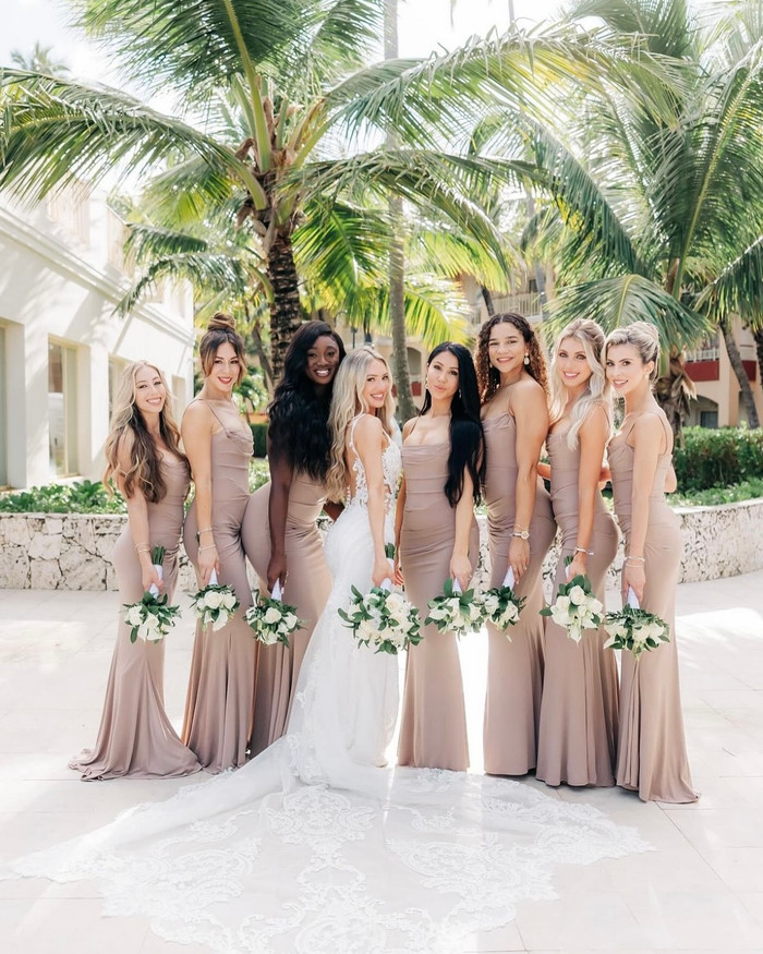 Tất cả các khách mời đều cảm thấy sợ hãi khu nghỉ dưỡng diễn ra tiệc cưới, tuy nhiên, họ phải vờ như 'rất ổn' vì không muốn ảnh hưởng đến tâm trạng của cô dâu - chú rể. 