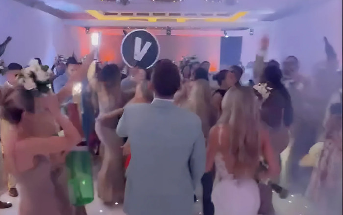 Đêm tiệc 'nhớ đời' của Hoa hậu cùng 90 người khách Ảnh 2