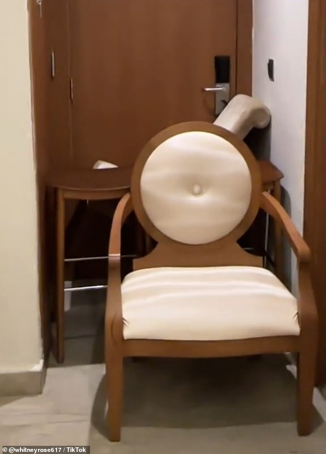 Cựu Hoa hậu phải chặn cửa khi ngủ vì sợ bị người khác đột nhập vào phòng trộm cắp và thực hiện một số hành vi không đứng đắn. 