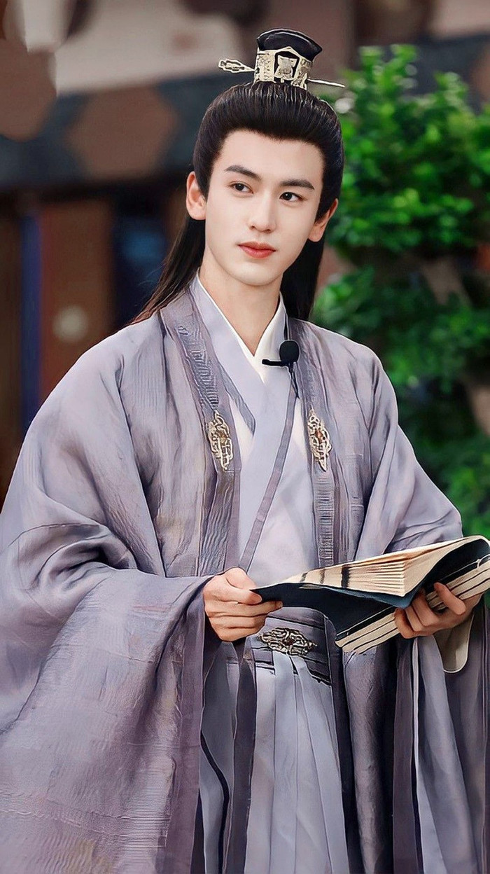 Trương Lăng Hách chỉ được biết đến với cái tên tình cũ của Bạch Lộc và 'nam chính phiên 2' cho các tiểu hoa.