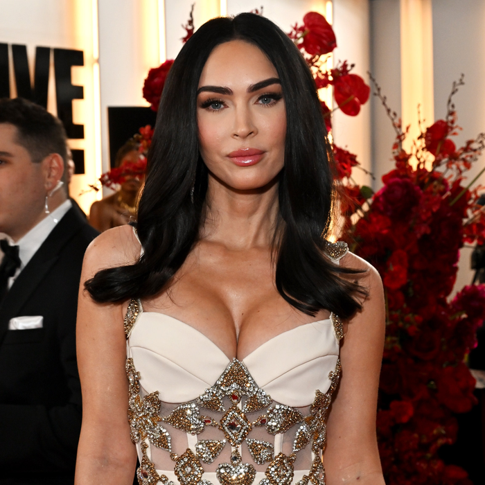 Megan Fox sinh năm 1986, sở hữ vẻ ngoài sắc sảo cùng ngoại hình gợi cảm. Cô là một nữ diễn viên và người mẫu nổi tiếng người Mỹ, được biết đến nhiều nhất qua vai diễn Mikaela Banes trong loạt phim bom tấn 'Transformers'. Nhờ dự án này, Megan Fox trở thành một ngôi sao hạng A và được khán giả trên toàn thế giới biết đến.