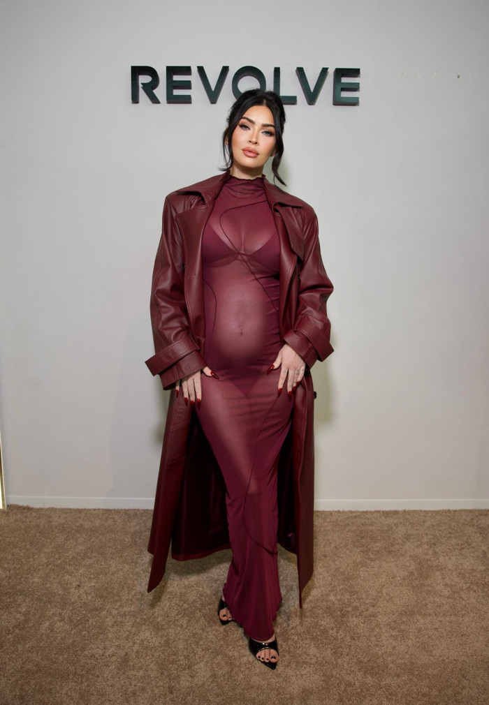 Để hoàn thiện trang phục, nữ diễn viên Transformers chọn kiểu tóc búi cao, kẻ mắt và son môi màu nude theo phong cách thập niên 90. 