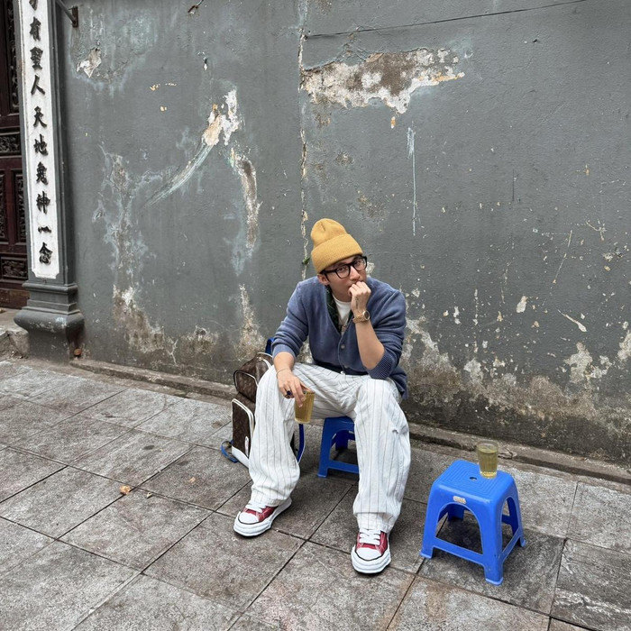 Sơn Tùng đi uống trà đá vỉa hè đúng như lời hẹn với fan. (Ảnh FBNV)