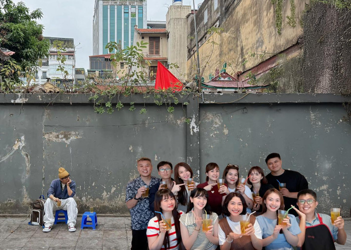 Hải Tú cùng bạn bè “đu trend” trà đá vỉa hè cùng Sơn Tùng. 