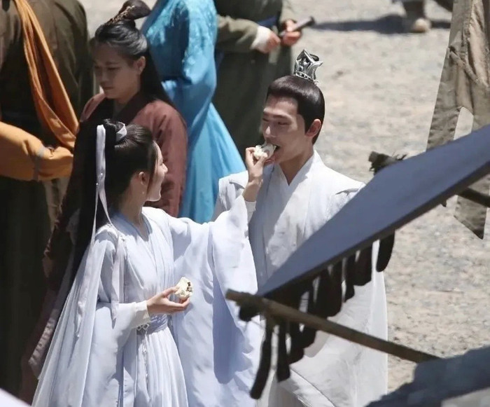 Cả hai có nhiều cử chỉ tình cảm trên phim trường 'Thả Thí Thiên Hạ'. (Ảnh Weibo)