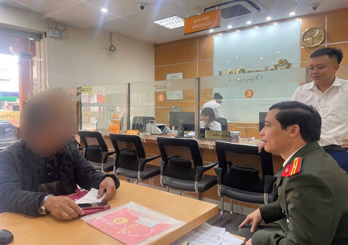Lực lượng công an và nhân viên ngân hàng đang giải thích vụ việc cho ông C. Ảnh: Bảo vệ pháp luật.