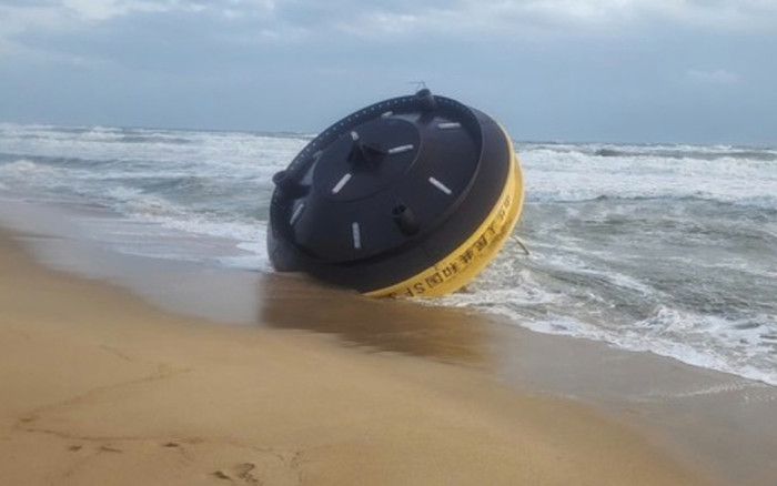 Đang nhặt phế liệu, người dân phát hiện vật thể lạ trôi dạt vào biển Quảng Ngãi Ảnh 2