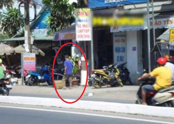 Ông Hoà đi ăn xin.