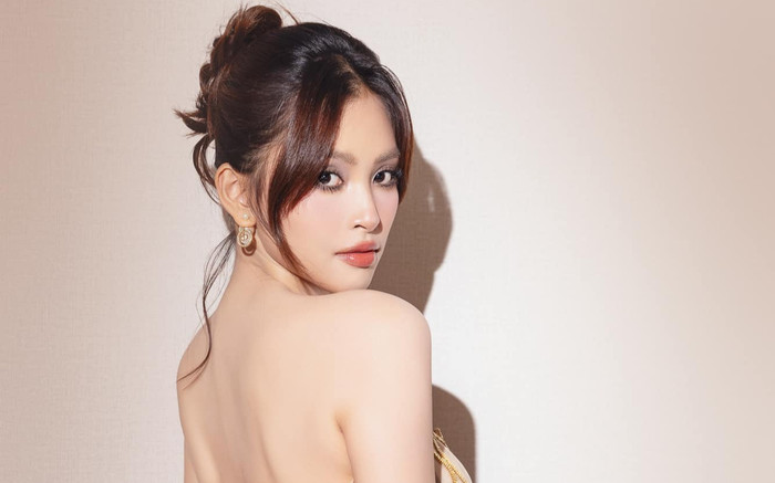 Hoa hậu Tiểu Vy khoe lưng trần quyến rũ trong đầm mỏng manh Ảnh 2