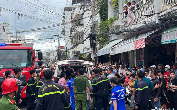 Cháy nhà khiến 4 người ở Nha Trang không qua khỏi, thân nhân khóc ngất ở hiện trường Ảnh 2