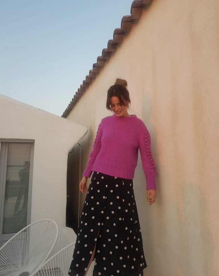 Emma Mackey có tính cách khác biệt với nhân vật Maeve Wiley.