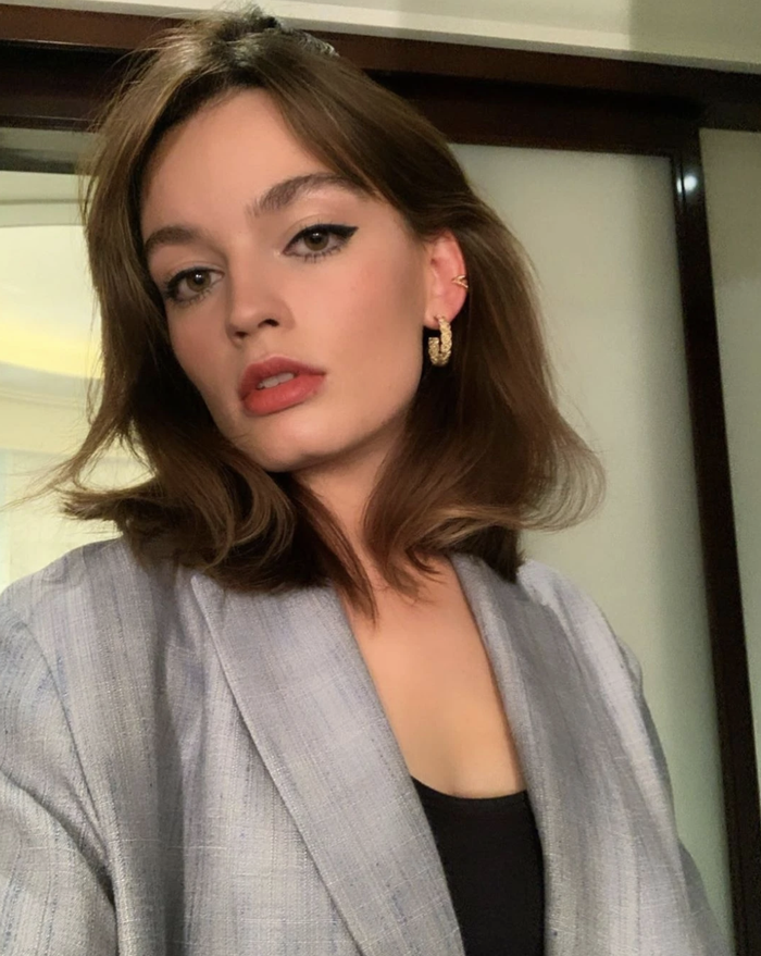 Nhan sắc đời thường đơn giản nhưng vẫn được yêu thích của ngôi sao phim Sex Education.