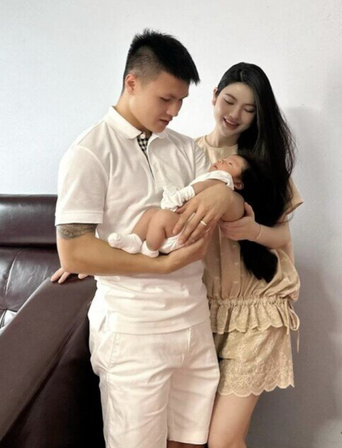 Quang Hải chăm sóc con khéo léo không thua vợ mình.&nbsp;