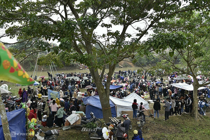 Khách tấp nập tại chợ Chuộng (Ảnh: Lê Hoàng).