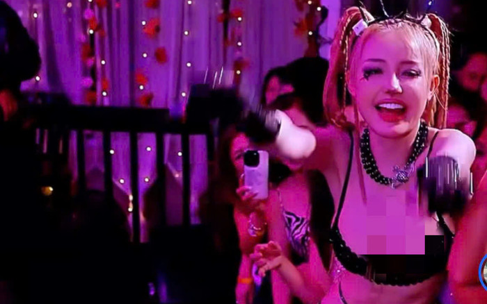 Ngân 98 'mặc như không mặc' nhảy nhót khiến dân tình đỏ mặt Ảnh 2