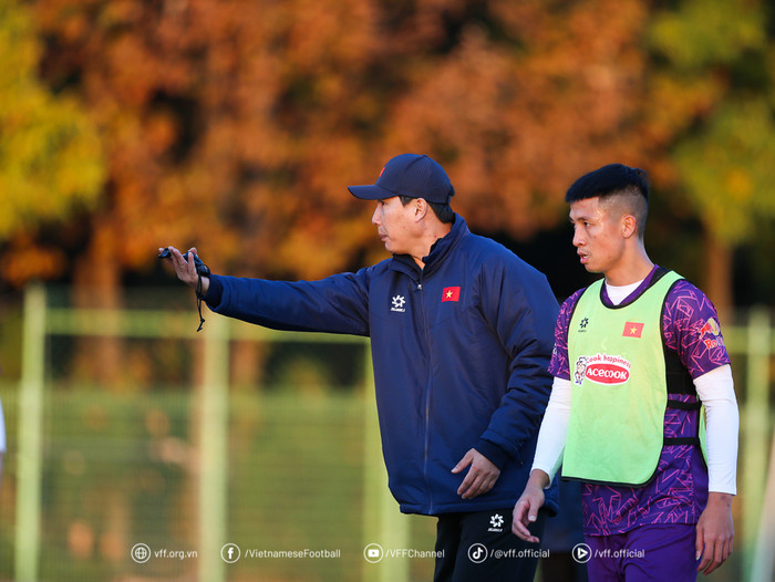 HLV Kim Sang Sik phải làm tốt ở AFF Cup 2024 nếu không muốn bị sa thải. ẢNH: VFF