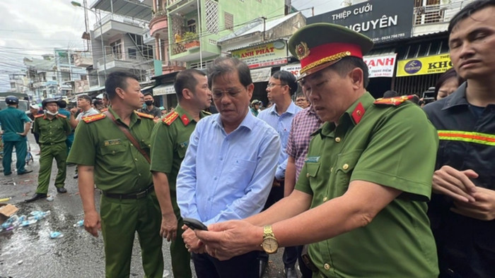 Ông Nguyễn Tấn Tuân - Chủ tịch UBND tỉnh Khánh Hòa (áo sơ mi xan) có mặt tại hiện trường vụ cháy. Ảnh: Người Lao Động
