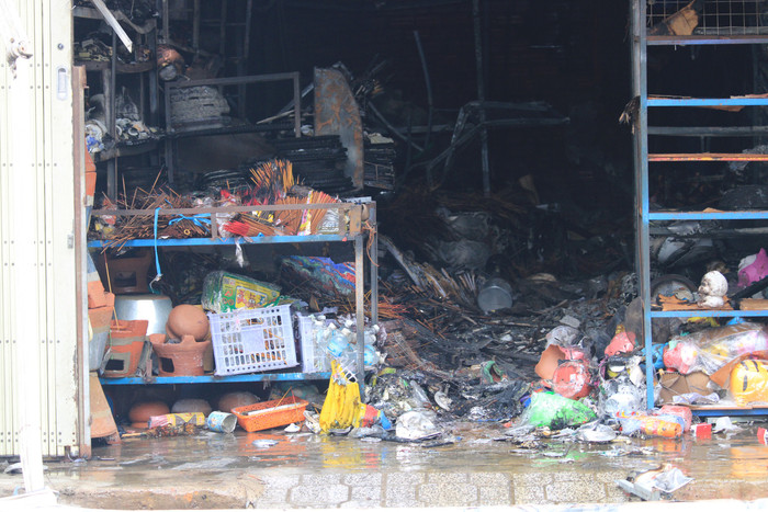 Nhiều đồ đạc trong nhà bị thiêu rụi. Ảnh: Dân Việt