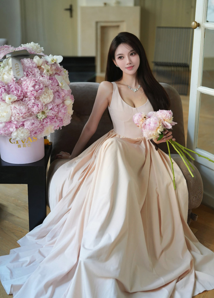 Bạn gái hot girl mạng của Huỳnh Hiểu Minh liên tục gây tranh cãi về phát ngôn và ngoại hình.