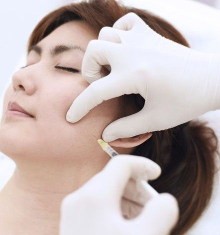 Không thể bỏ qua Botox, chất tiêm phổ biến nay đã được FDA phê duyệt để sử dụng cho vùng cổ. 
