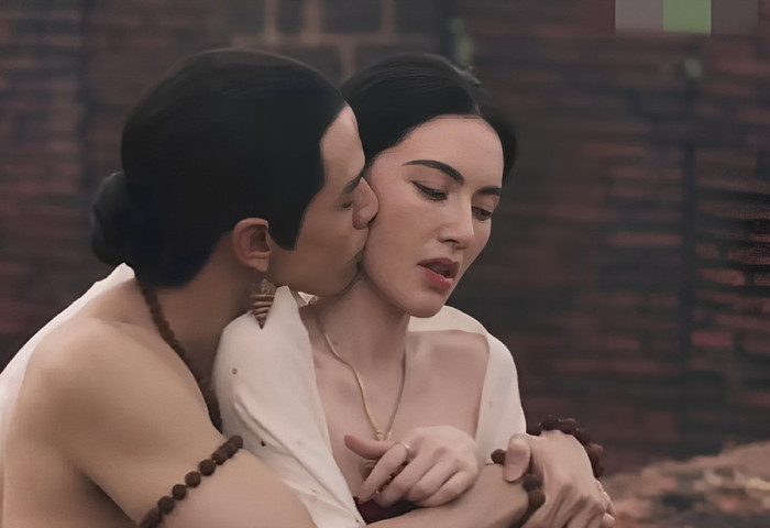 Tranh cãi xoay quanh kết cục của Nữ hoàng Ayodhaya. 