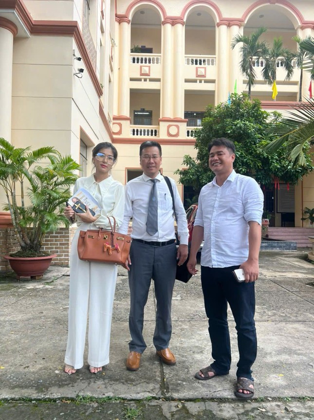 Ông Tấn (bìa phải) và luật sư Trần Bá Học (bảo vệ quyền và lợi ích hợp pháp cho ông Tấn) tại khuôn viên tòa án ngày 8/8. 