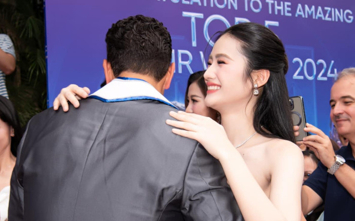 Nam vương Thế giới nhận xét về Hoa hậu Ý Nhi Ảnh 2