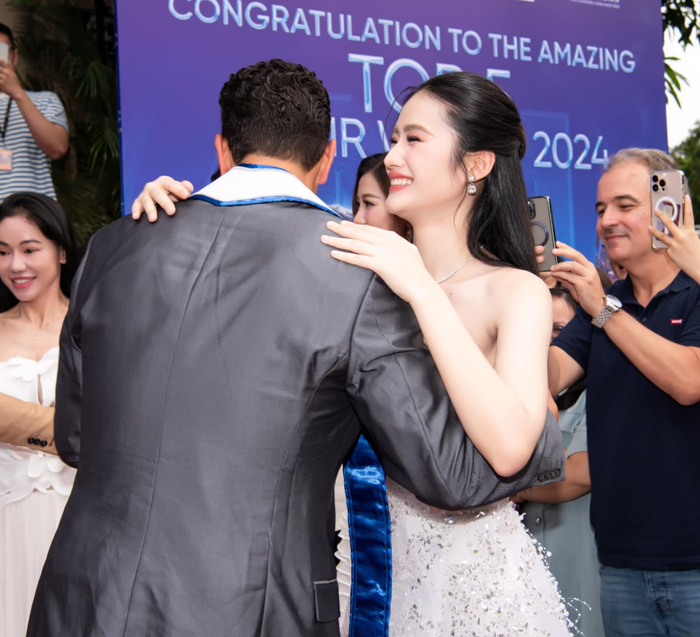 Hoa hậu Ý Nhi được Nam vương Thế giới khen nức nở sau khi được cô nàng chào đón ở TP. HCM. 