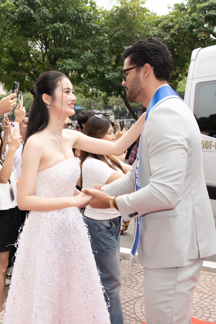 Đứng trước các chàng trai quốc tế, Hoa hậu Ý Nhi được khen ngợi khi thể hiện được sự tự tin, nói tiếng Anh trôi chảy. 