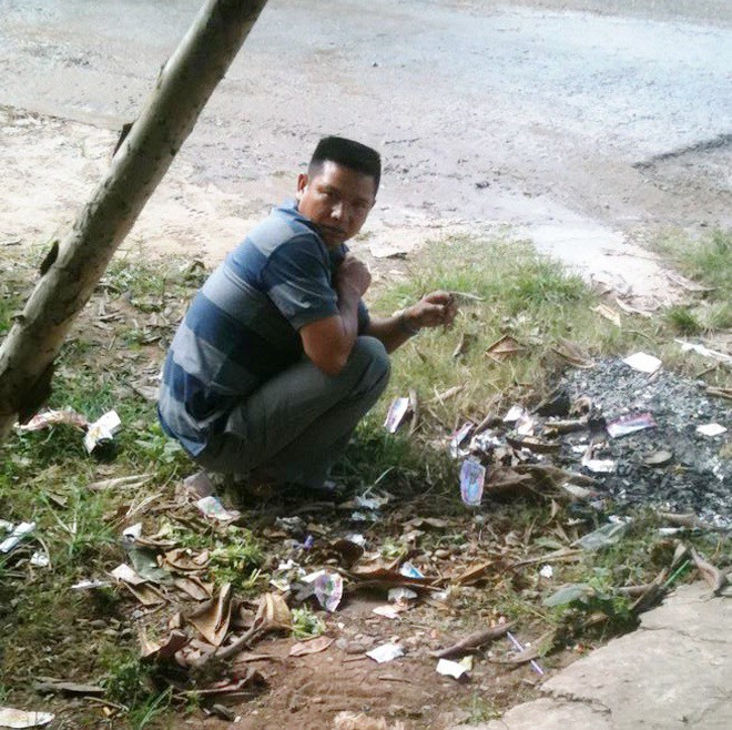 Anh H thẫn thờ ngồi bên cạnh đống tro tàn.