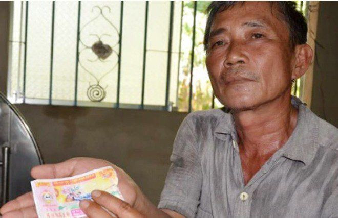 Người đàn ông giữ lại tấm vé số rách làm kỷ niệm.