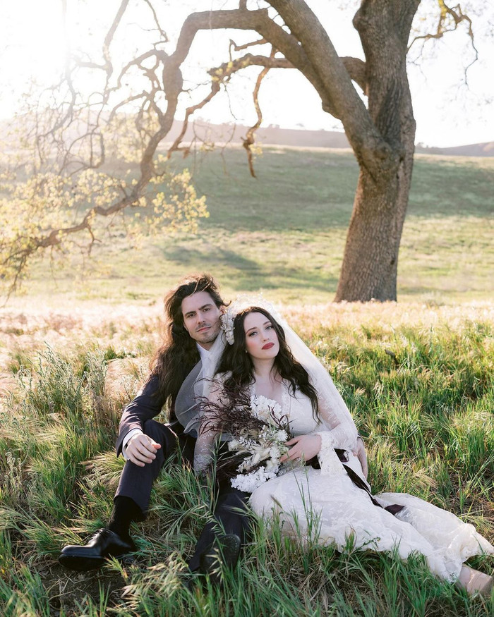 Kat Dennings tự chuẩn bị cho đám cưới của mình. Cô kết hôn với một nhạc sĩ. 